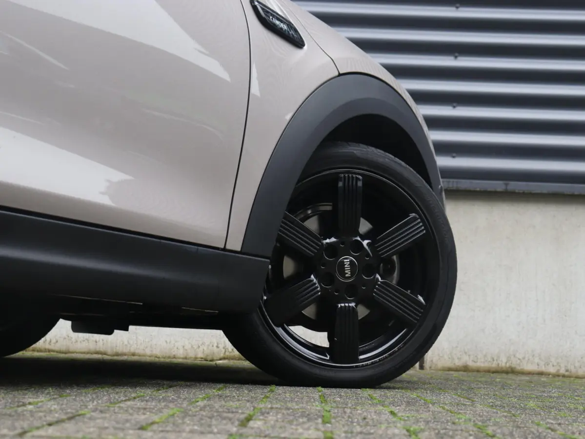 Cooper | Camden Edition + Panodak + Sportstoelen + Apple Carplay + Camera + Comfort Access + Stuurwiel Verwarmd + 17'' LMV