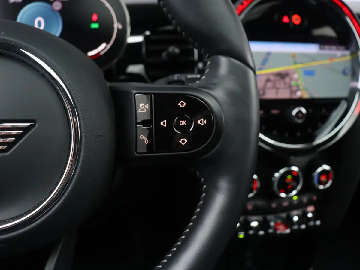Cooper | Camden Edition + Panodak + Sportstoelen + Apple Carplay + Camera + Comfort Access + Stuurwiel Verwarmd + 17'' LMV
