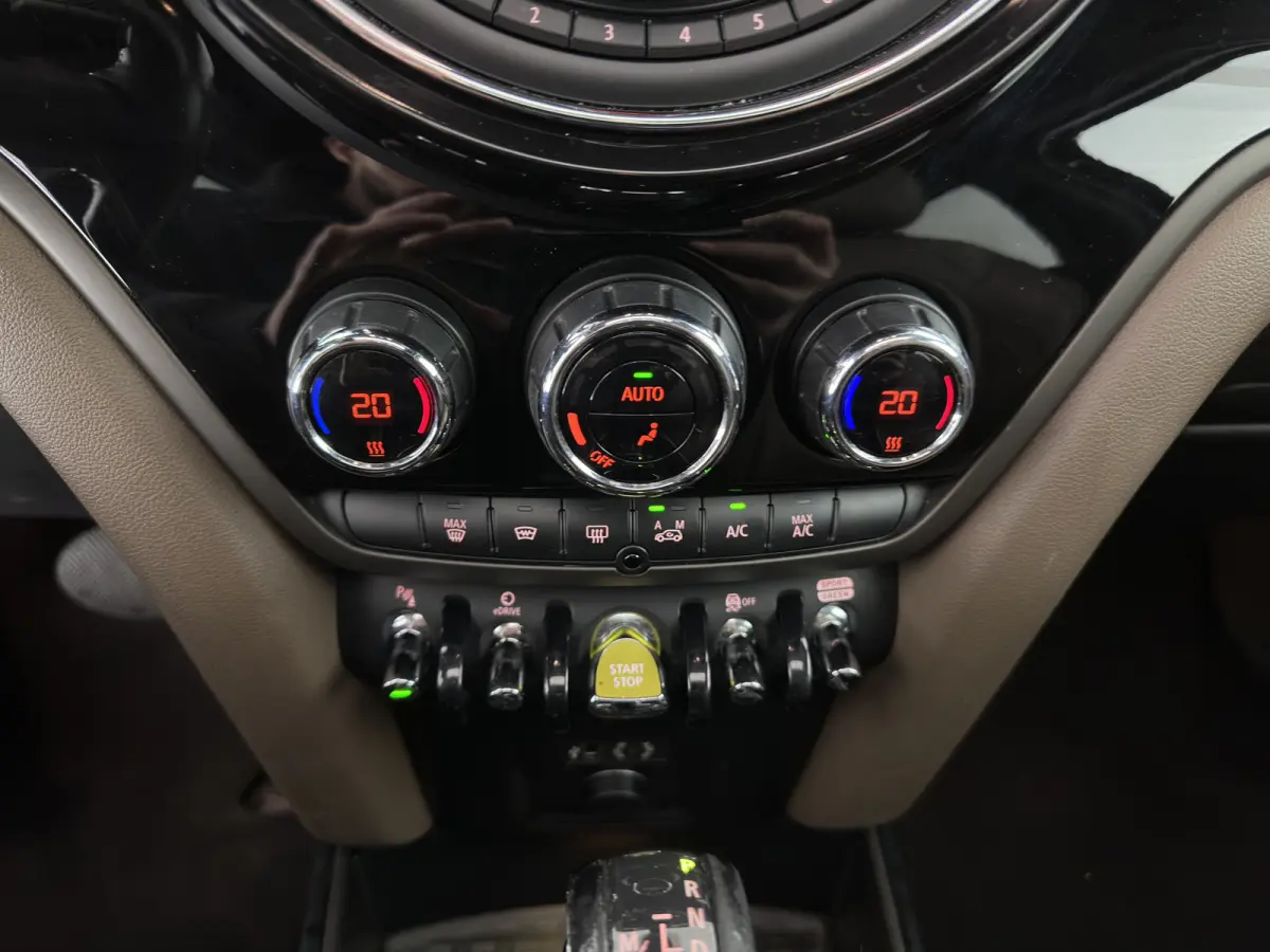 1.5 Cooper ALL4 Aut. *PANO | LEATHER | FULL-LED | HARMAN/KARDON | ADAPTIVE-CRUISE | CAMERA | SPORTSEATS | PRIVACY-GLASS | NAVI-FULLMAP | ECC | PDC | 19''ALU*