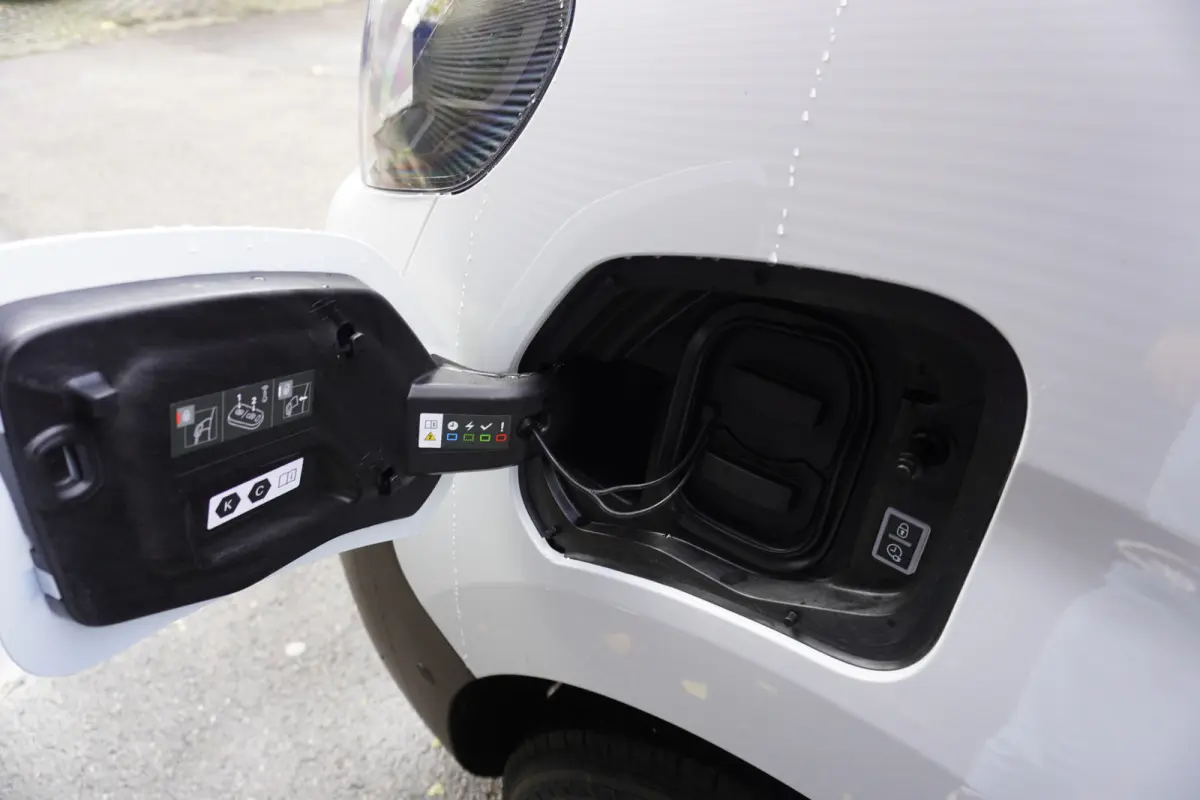 Worker Comfort Extra Range 75 kWh 345km WLTP Long L3 Apple Carplay 360° Camera Parkeersensoren 3-Zits
