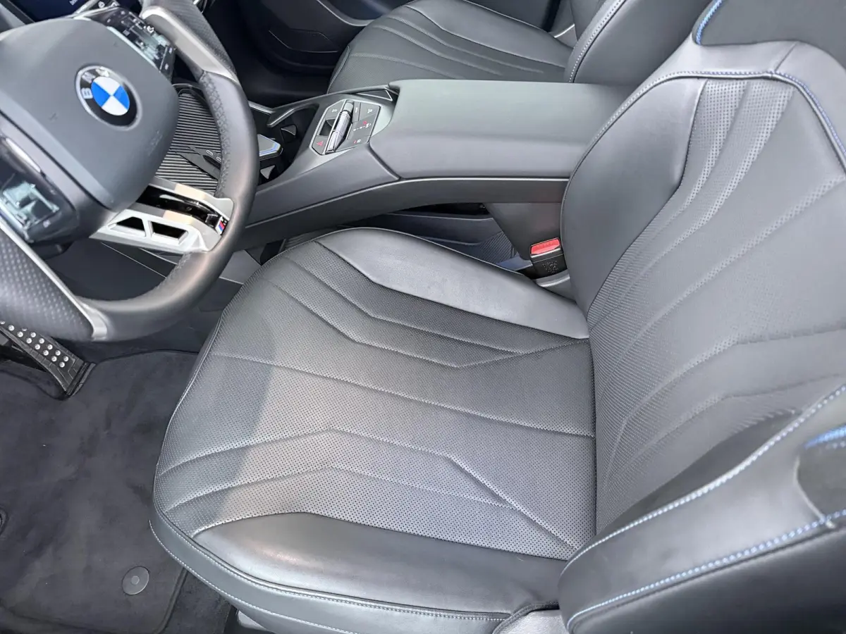 50 xDrive 113 kWh | DIRECT LEVERBAAR| M-Sport | Innovation Pack | Ionic Glow | Trekhaak | Head-Up | Glazen Dak | Stuurverwarming |