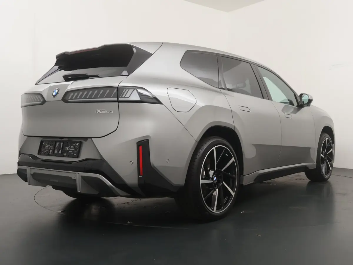 50 xDrive 113 kWh | DIRECT LEVERBAAR| M-Sport | Innovation Pack | Ionic Glow | Trekhaak | Head-Up | Glazen Dak | Stuurverwarming |