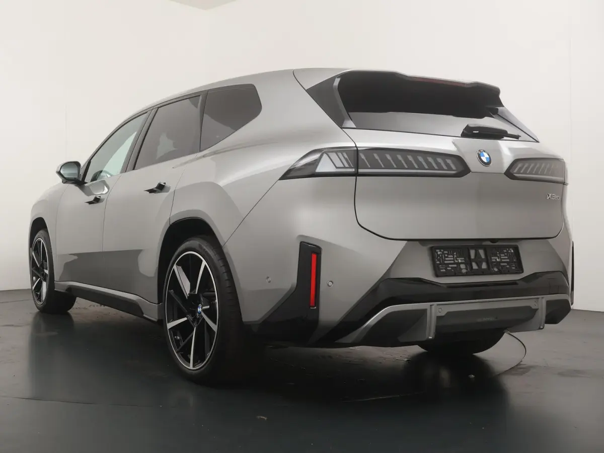 50 xDrive 113 kWh | DIRECT LEVERBAAR| M-Sport | Innovation Pack | Ionic Glow | Trekhaak | Head-Up | Glazen Dak | Stuurverwarming |