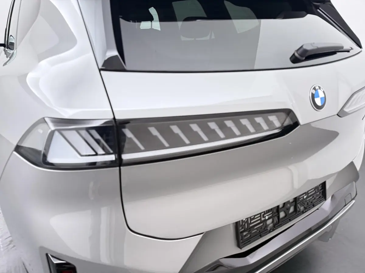 50 xDrive 113 kWh | DIRECT LEVERBAAR| M-Sport | Innovation Pack | Ionic Glow | Trekhaak | Head-Up | Glazen Dak | Stuurverwarming |