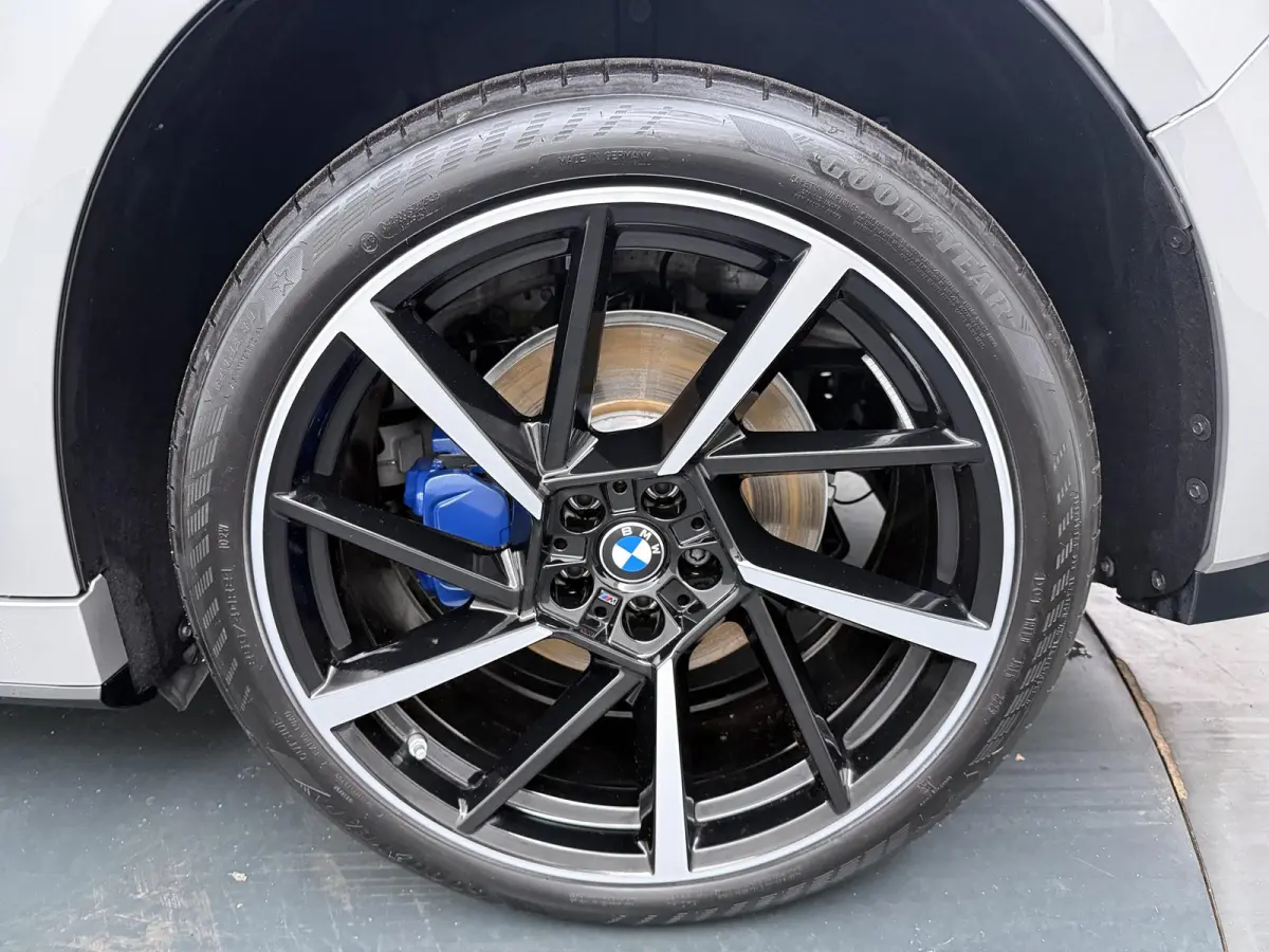50 xDrive 113 kWh | DIRECT LEVERBAAR| M-Sport | Innovation Pack | Ionic Glow | Trekhaak | Head-Up | Glazen Dak | Stuurverwarming |
