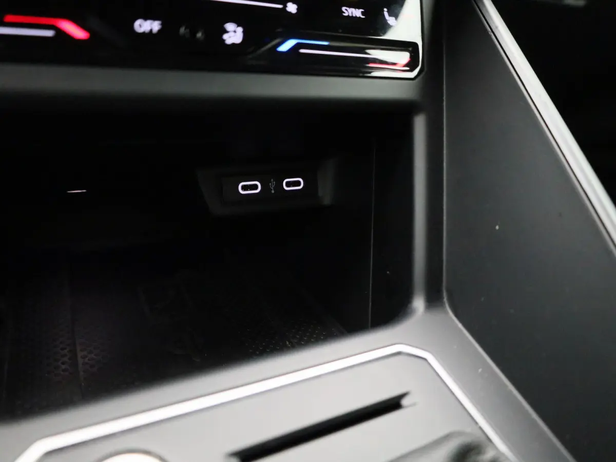 1.0 TSI R-Line 110 PK | R-Line | Automaat | Navigatie | Achteruitrijcamera | Stoelverwarming | Keyless Access | Digital Cockpit Pro | Climate Control | Adaptive Cruise Control |