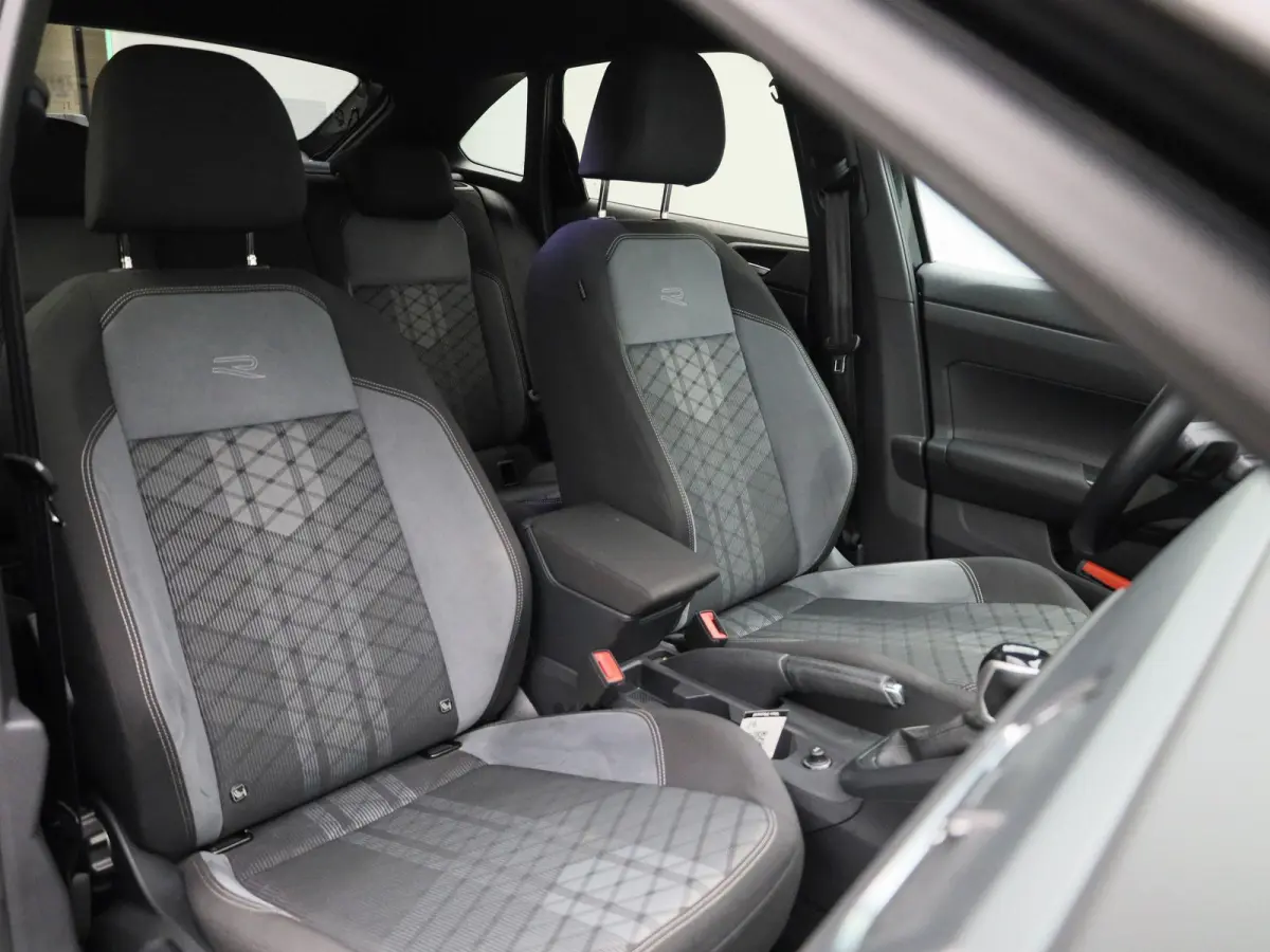 1.0 TSI R-Line 110 PK | R-Line | Automaat | Navigatie | Achteruitrijcamera | Stoelverwarming | Keyless Access | Digital Cockpit Pro | Climate Control | Adaptive Cruise Control |