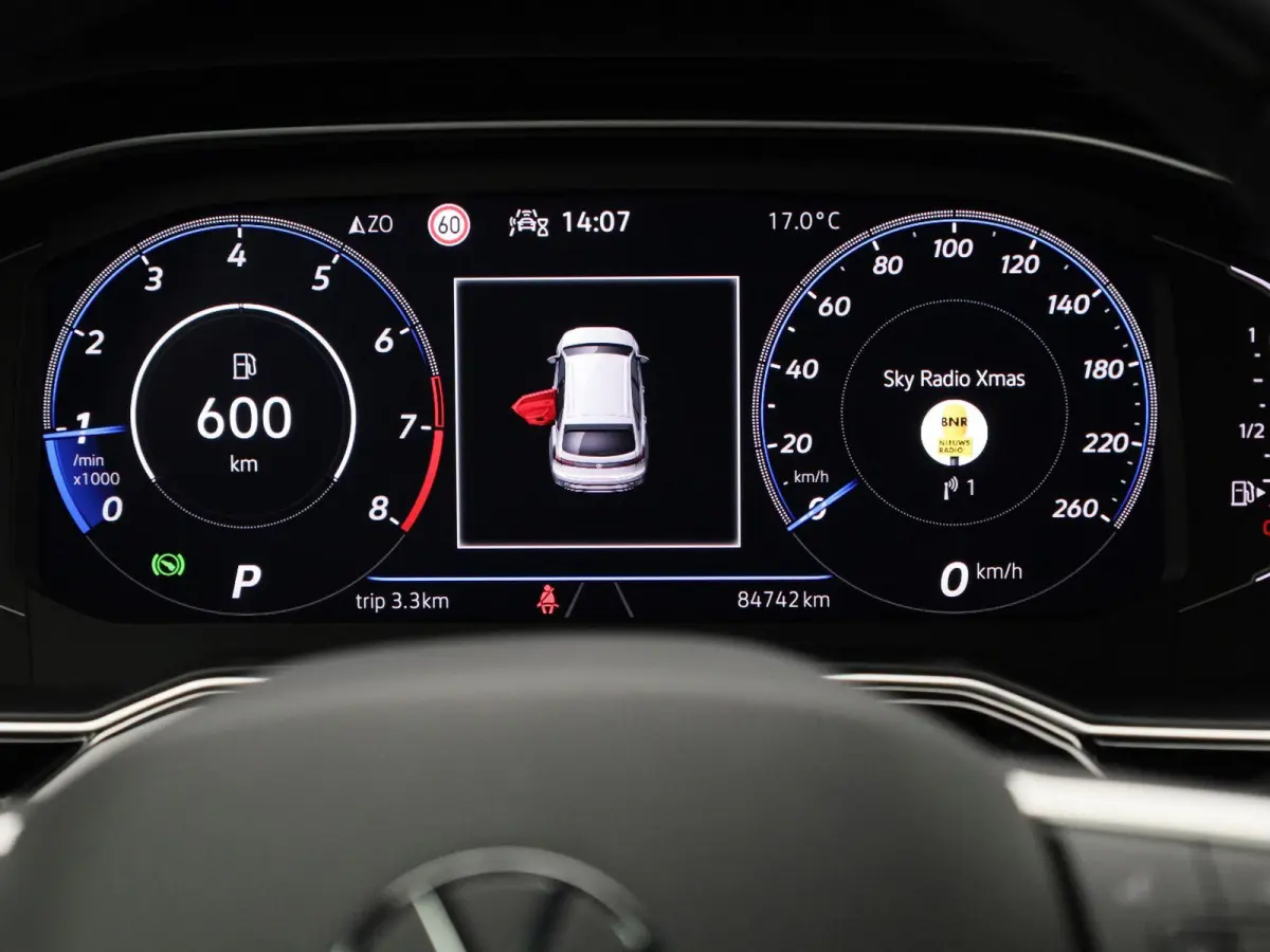 1.0 TSI R-Line 110 PK | R-Line | Automaat | Navigatie | Achteruitrijcamera | Stoelverwarming | Keyless Access | Digital Cockpit Pro | Climate Control | Adaptive Cruise Control |