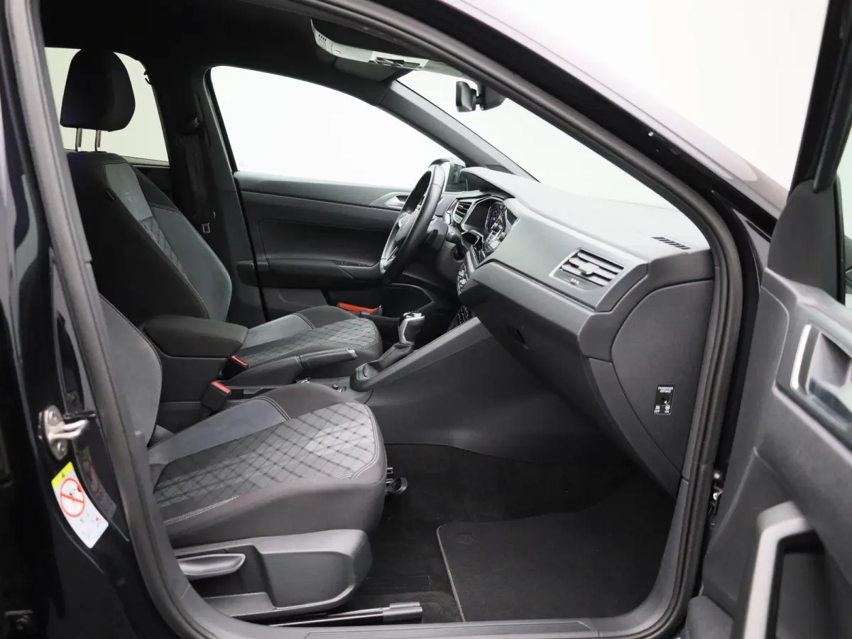 1.0 TSI R-Line 110 PK | R-Line | Automaat | Navigatie | Achteruitrijcamera | Stoelverwarming | Keyless Access | Digital Cockpit Pro | Climate Control | Adaptive Cruise Control |