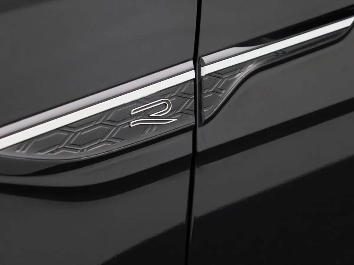 1.0 TSI R-Line 110 PK | R-Line | Automaat | Navigatie | Achteruitrijcamera | Stoelverwarming | Keyless Access | Digital Cockpit Pro | Climate Control | Adaptive Cruise Control |