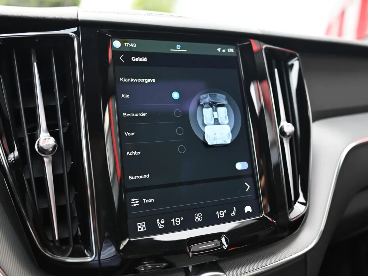 2.0 R-Design 398PK AWD Long Range | Pano | H&K | Orrefors | Leder | Memory | Carplay - Android | Keyless | 360 | Trekhaak | Led | Adaptive Cruise | Stoelverwarming voor & achter | Stuurwielv