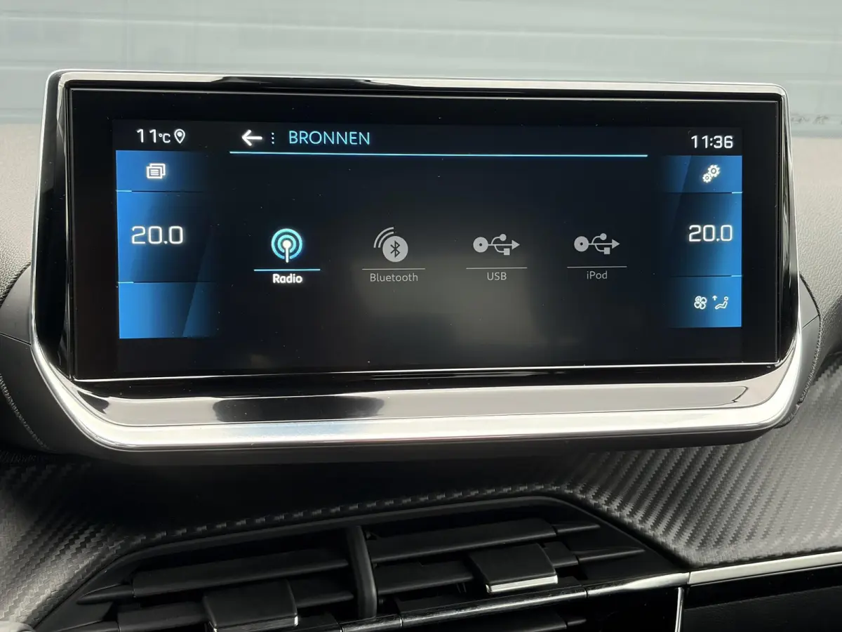 1.2 PureTech Blue Lease Allure ✓2e Eigenaar✓360° Camera✓Draadloze telefoonlader✓Carplay✓6 bak✓Halfleder✓Navi✓Clima✓Cruise✓17'' Lmv✓Rijstrooksensor✓102pk✓Dealer ond