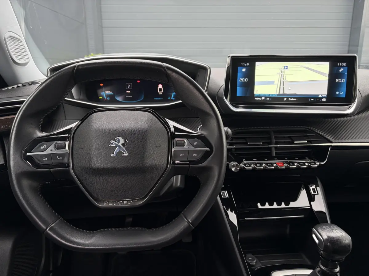 1.2 PureTech Blue Lease Allure ✓2e Eigenaar✓360° Camera✓Draadloze telefoonlader✓Carplay✓6 bak✓Halfleder✓Navi✓Clima✓Cruise✓17'' Lmv✓Rijstrooksensor✓102pk✓Dealer ond