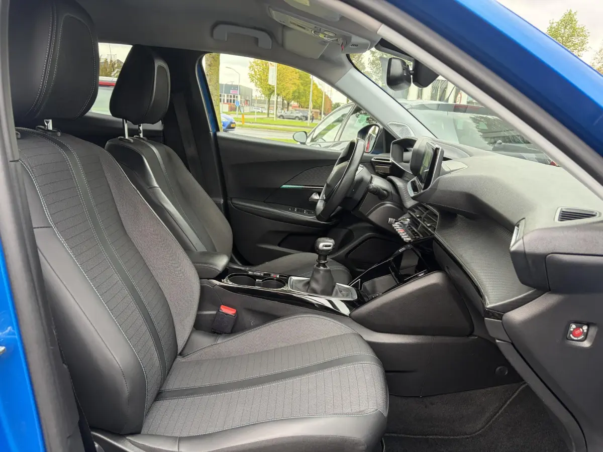 1.2 PureTech Blue Lease Allure ✓2e Eigenaar✓360° Camera✓Draadloze telefoonlader✓Carplay✓6 bak✓Halfleder✓Navi✓Clima✓Cruise✓17'' Lmv✓Rijstrooksensor✓102pk✓Dealer ond