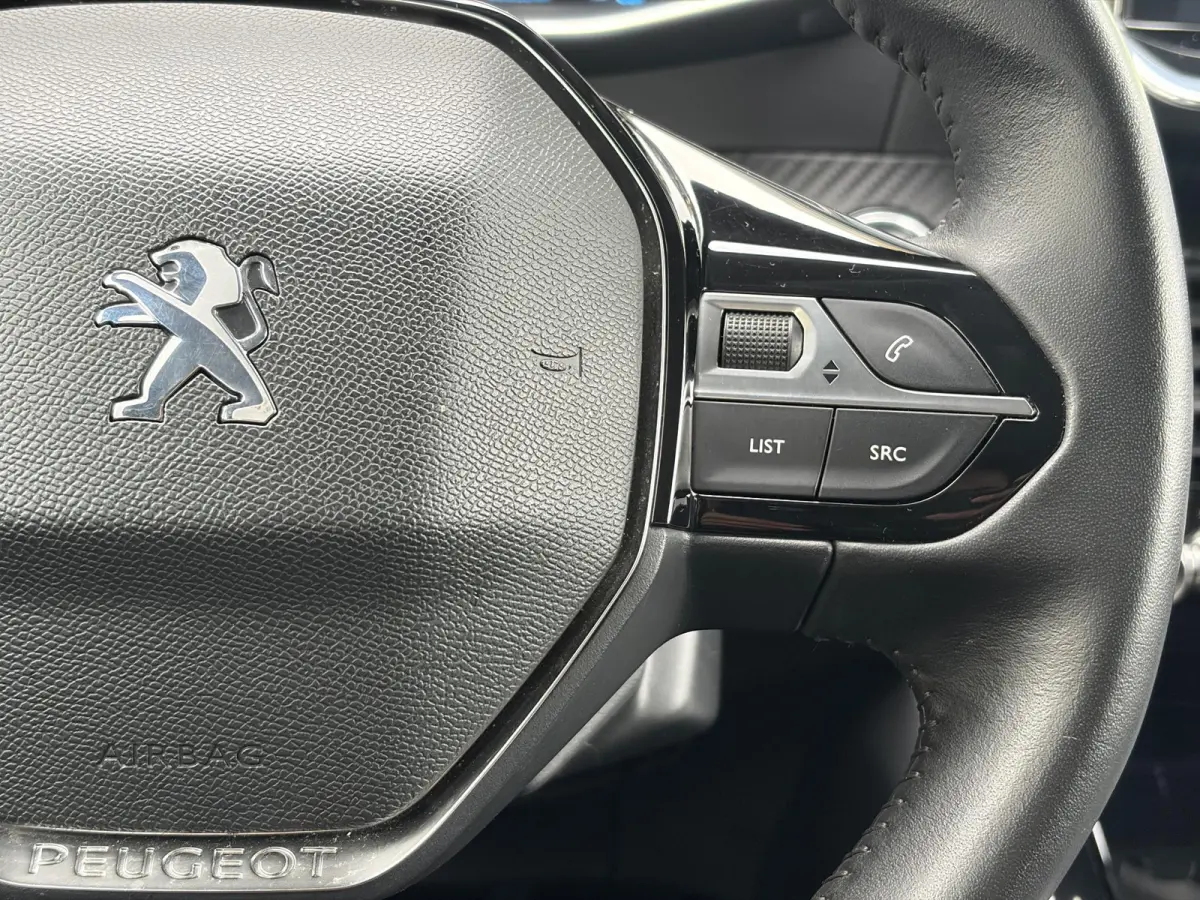 1.2 PureTech Blue Lease Allure ✓2e Eigenaar✓360° Camera✓Draadloze telefoonlader✓Carplay✓6 bak✓Halfleder✓Navi✓Clima✓Cruise✓17'' Lmv✓Rijstrooksensor✓102pk✓Dealer ond