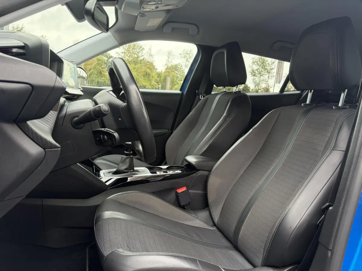 1.2 PureTech Blue Lease Allure ✓2e Eigenaar✓360° Camera✓Draadloze telefoonlader✓Carplay✓6 bak✓Halfleder✓Navi✓Clima✓Cruise✓17'' Lmv✓Rijstrooksensor✓102pk✓Dealer ond