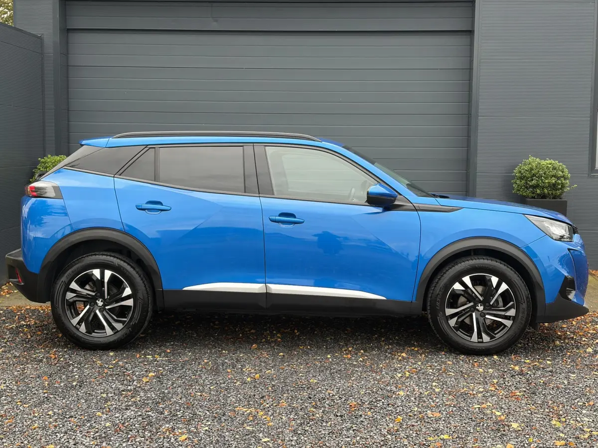 1.2 PureTech Blue Lease Allure ✓2e Eigenaar✓360° Camera✓Draadloze telefoonlader✓Carplay✓6 bak✓Halfleder✓Navi✓Clima✓Cruise✓17'' Lmv✓Rijstrooksensor✓102pk✓Dealer ond