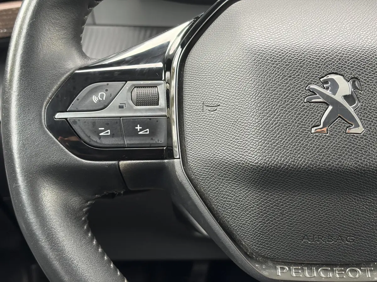 1.2 PureTech Blue Lease Allure ✓2e Eigenaar✓360° Camera✓Draadloze telefoonlader✓Carplay✓6 bak✓Halfleder✓Navi✓Clima✓Cruise✓17'' Lmv✓Rijstrooksensor✓102pk✓Dealer ond