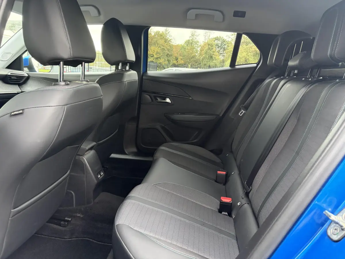 1.2 PureTech Blue Lease Allure ✓2e Eigenaar✓360° Camera✓Draadloze telefoonlader✓Carplay✓6 bak✓Halfleder✓Navi✓Clima✓Cruise✓17'' Lmv✓Rijstrooksensor✓102pk✓Dealer ond