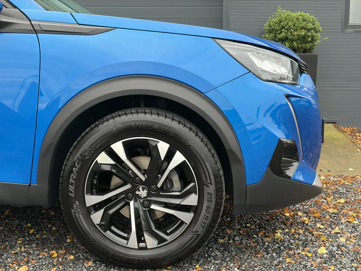 1.2 PureTech Blue Lease Allure ✓2e Eigenaar✓360° Camera✓Draadloze telefoonlader✓Carplay✓6 bak✓Halfleder✓Navi✓Clima✓Cruise✓17'' Lmv✓Rijstrooksensor✓102pk✓Dealer ond