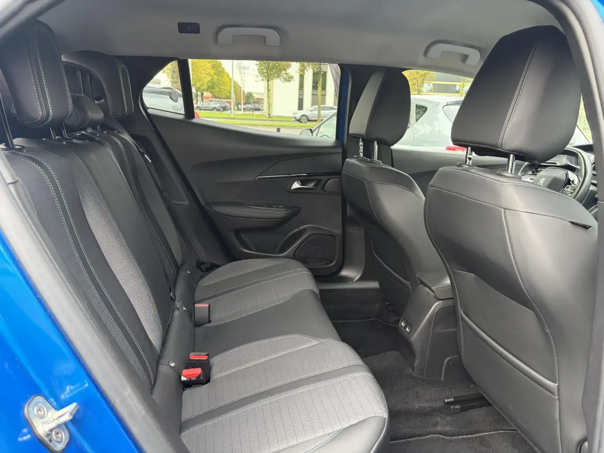 1.2 PureTech Blue Lease Allure ✓2e Eigenaar✓360° Camera✓Draadloze telefoonlader✓Carplay✓6 bak✓Halfleder✓Navi✓Clima✓Cruise✓17'' Lmv✓Rijstrooksensor✓102pk✓Dealer ond