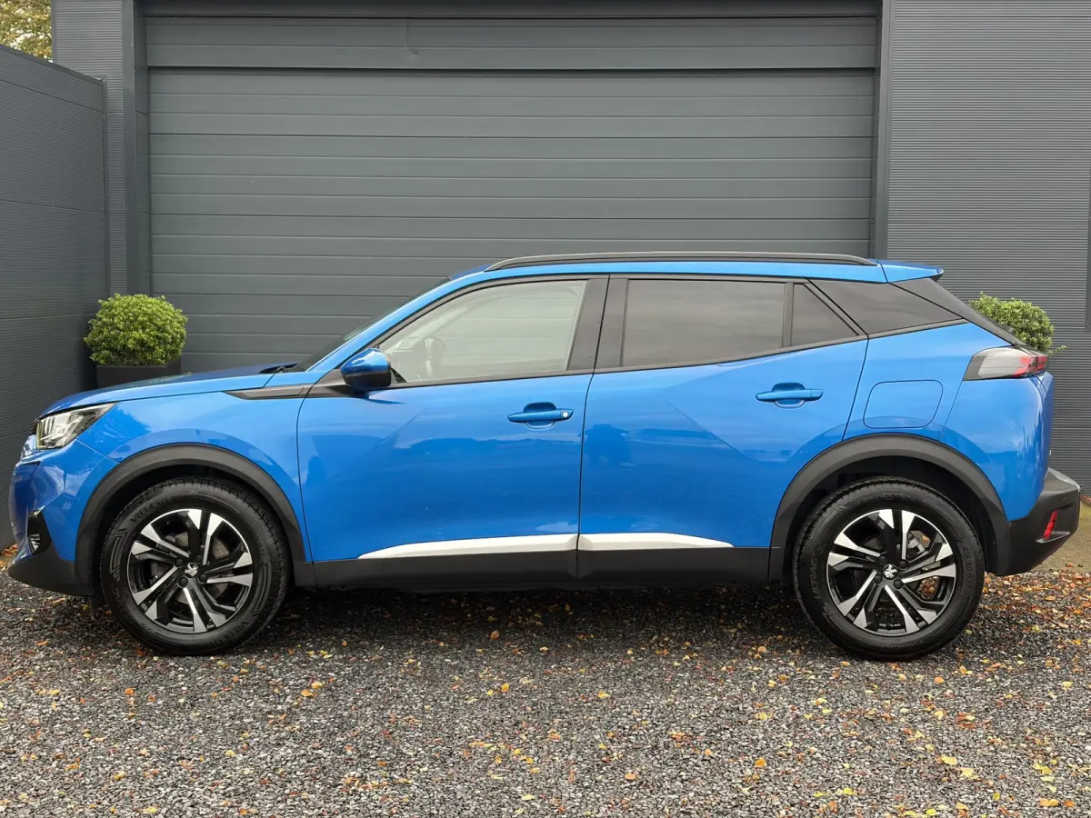 1.2 PureTech Blue Lease Allure ✓2e Eigenaar✓360° Camera✓Draadloze telefoonlader✓Carplay✓6 bak✓Halfleder✓Navi✓Clima✓Cruise✓17'' Lmv✓Rijstrooksensor✓102pk✓Dealer ond
