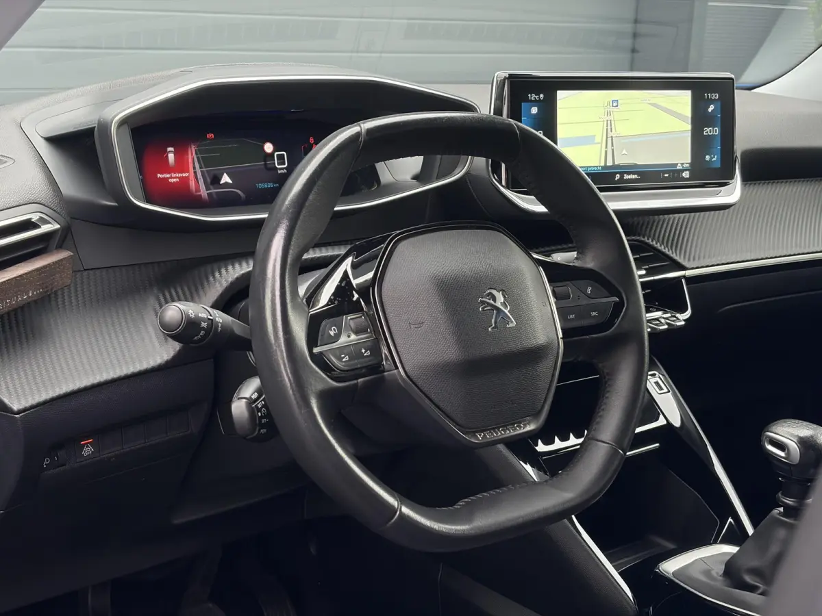 1.2 PureTech Blue Lease Allure ✓2e Eigenaar✓360° Camera✓Draadloze telefoonlader✓Carplay✓6 bak✓Halfleder✓Navi✓Clima✓Cruise✓17'' Lmv✓Rijstrooksensor✓102pk✓Dealer ond
