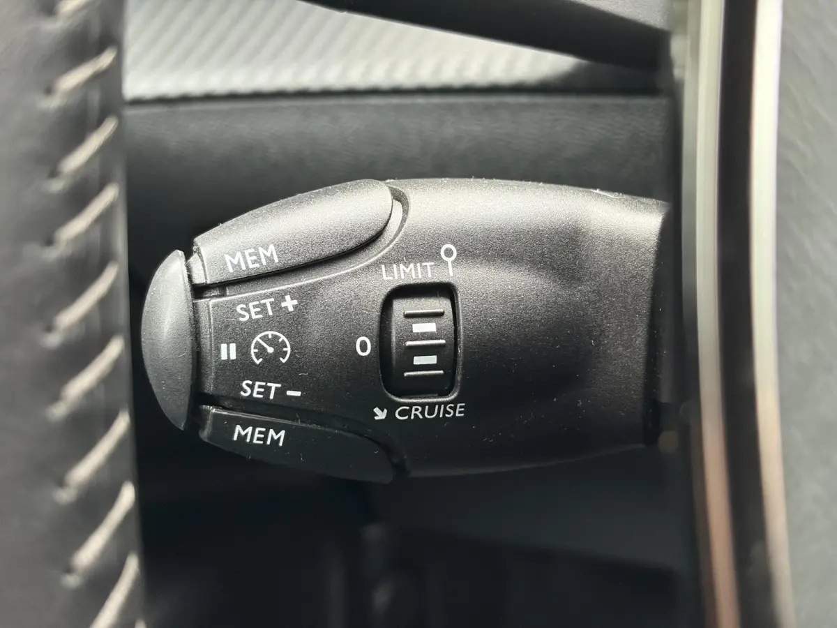 1.2 PureTech Blue Lease Allure ✓2e Eigenaar✓360° Camera✓Draadloze telefoonlader✓Carplay✓6 bak✓Halfleder✓Navi✓Clima✓Cruise✓17'' Lmv✓Rijstrooksensor✓102pk✓Dealer ond