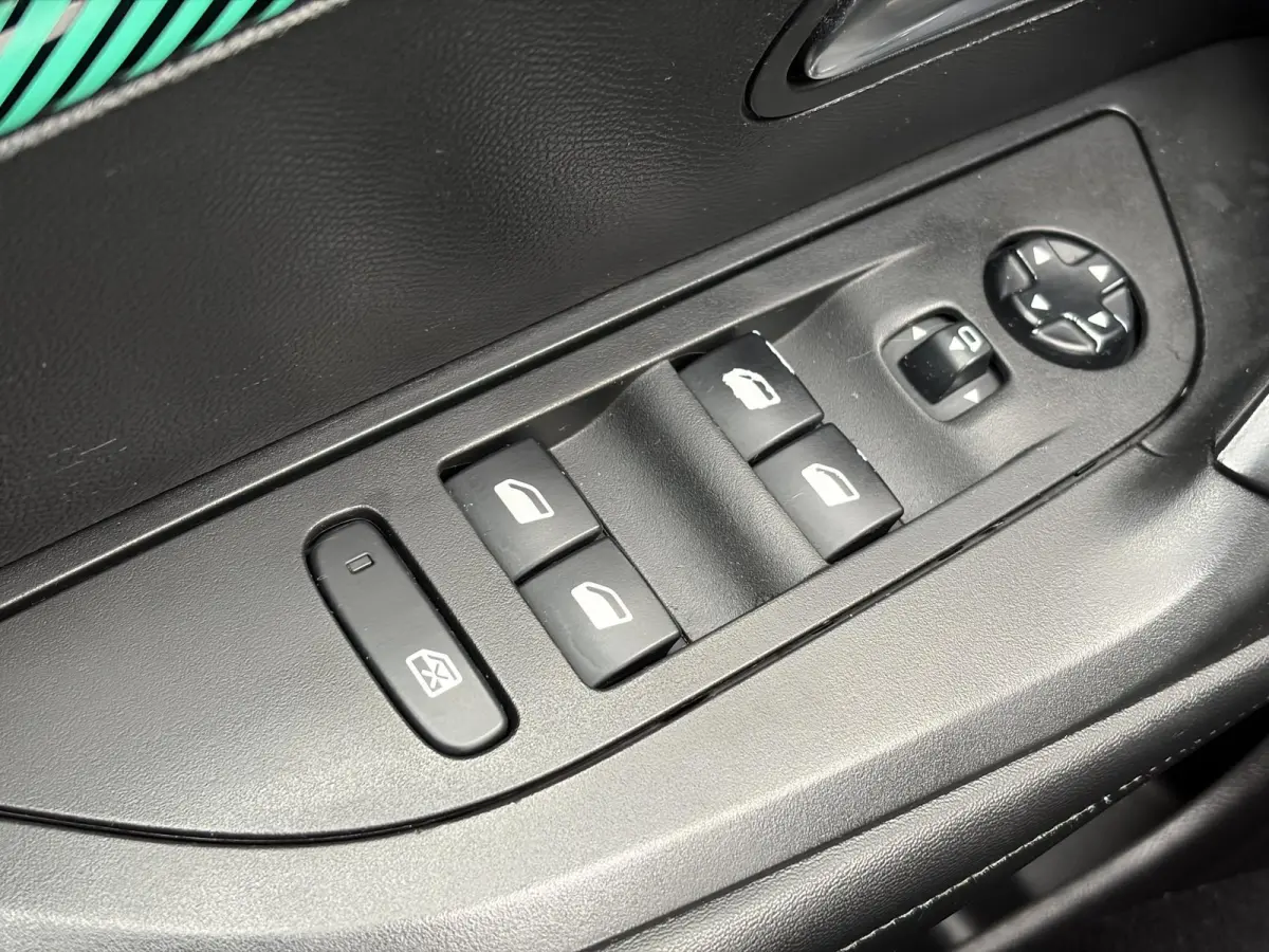 1.2 PureTech Blue Lease Allure ✓2e Eigenaar✓360° Camera✓Draadloze telefoonlader✓Carplay✓6 bak✓Halfleder✓Navi✓Clima✓Cruise✓17'' Lmv✓Rijstrooksensor✓102pk✓Dealer ond