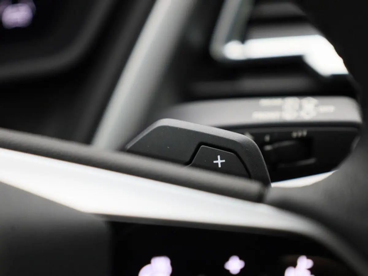 50 quattro Advanced edition 77 kWh 299 PK | Navigatie | Stoel + stuurverwarming | Comfortpakket Plus | Achteruitrijcamera | SONOS Premium geluidsysteem | Optiek Pakket Zwart | Privacy Glass 