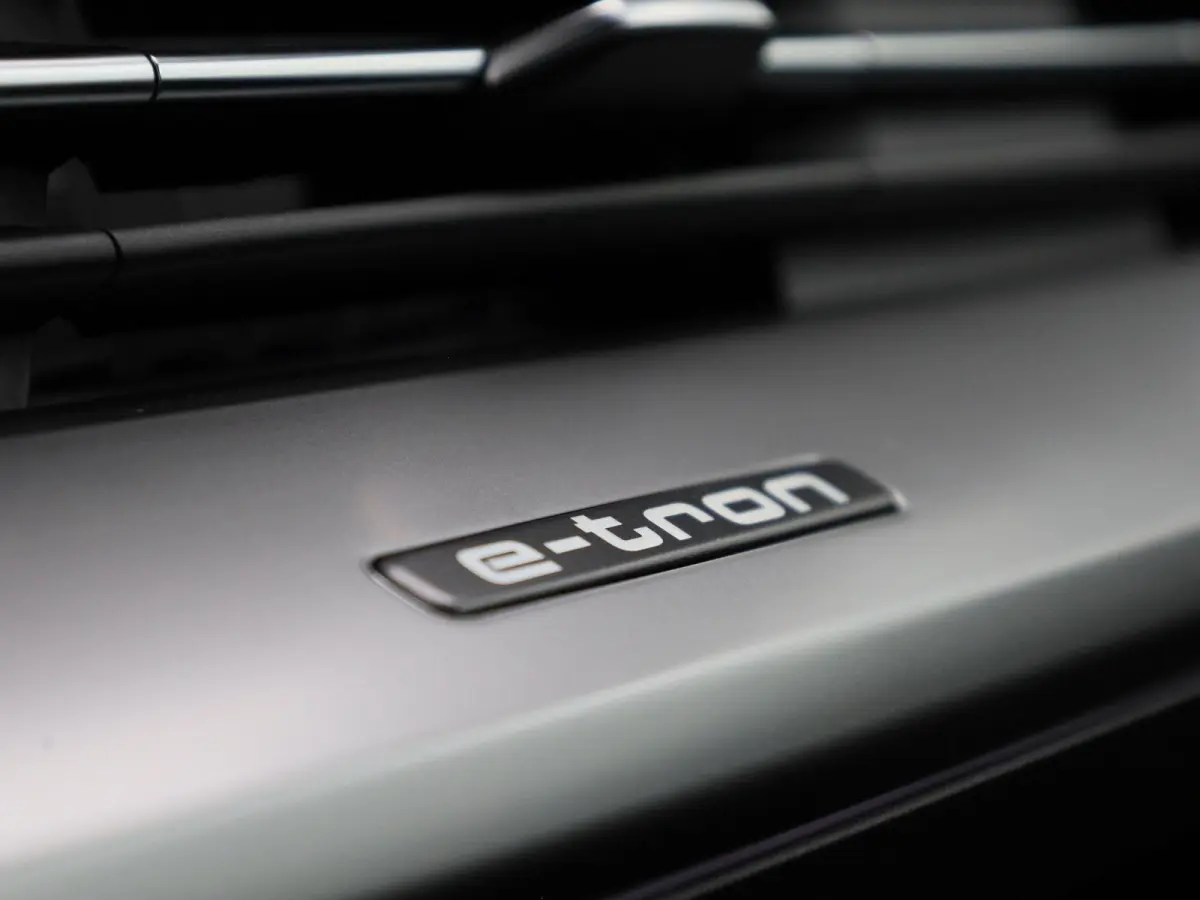 50 quattro Advanced edition 77 kWh 299 PK | Navigatie | Stoel + stuurverwarming | Comfortpakket Plus | Achteruitrijcamera | SONOS Premium geluidsysteem | Optiek Pakket Zwart | Privacy Glass 