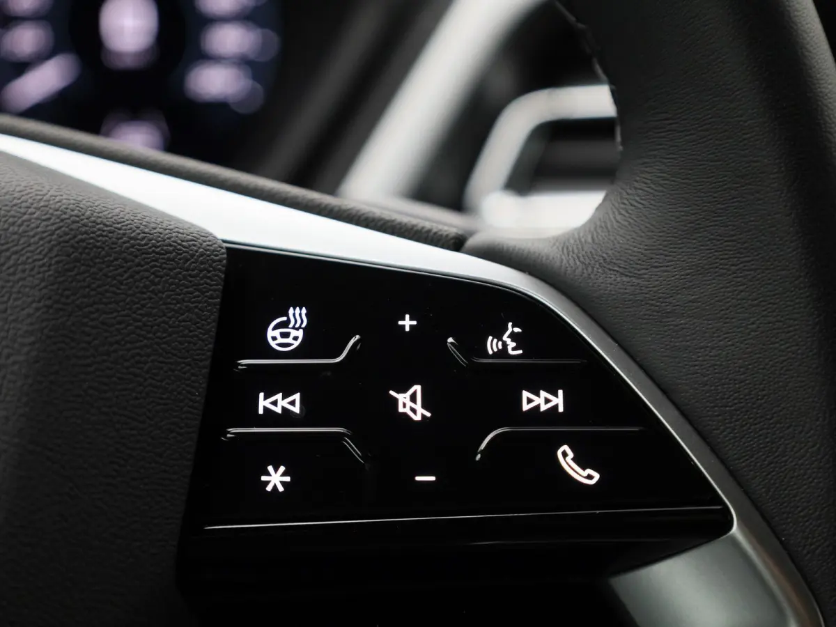 50 quattro Advanced edition 77 kWh 299 PK | Navigatie | Stoel + stuurverwarming | Comfortpakket Plus | Achteruitrijcamera | SONOS Premium geluidsysteem | Optiek Pakket Zwart | Privacy Glass 