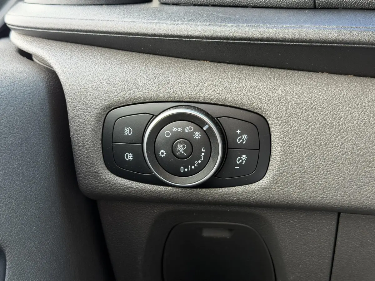 2.0 TDCI L1H1*AUTOM*3PERS*NAVI*CRUISE*HAAK*A/C*TEL