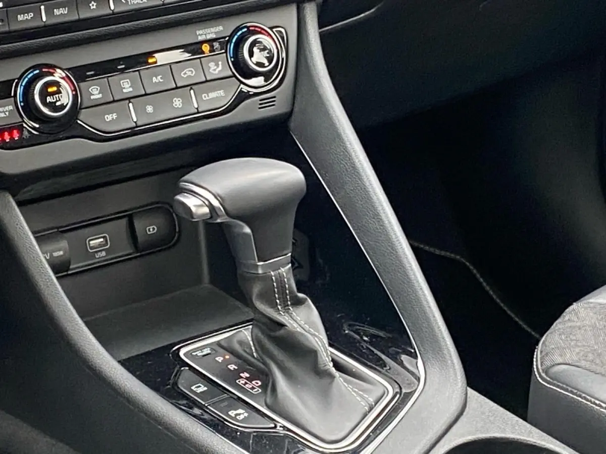 1.6 GDi Hybrid DynamicLine | Navigatie | Climate control | Parkeer camera | Cruise control