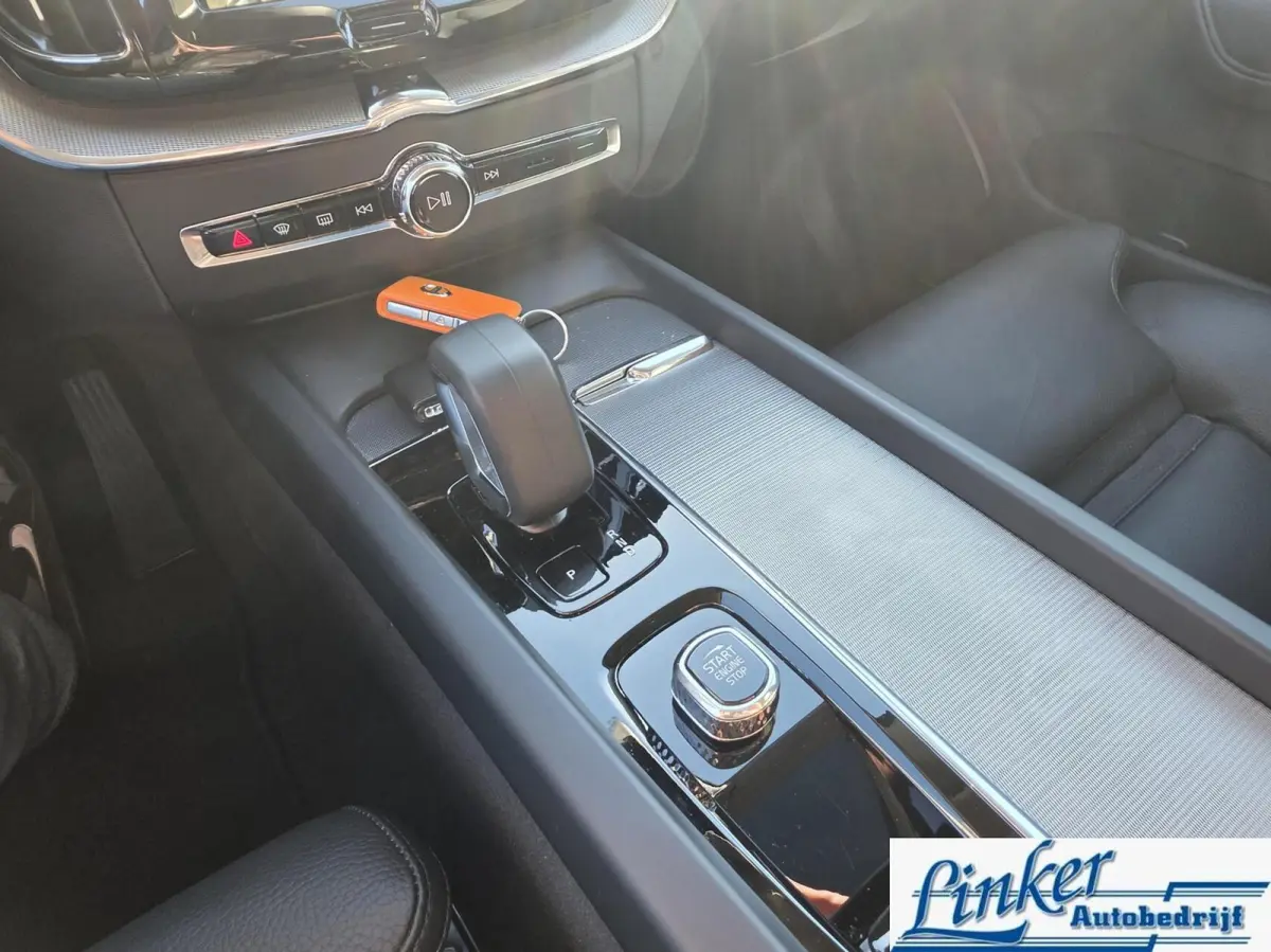 2.0 T8 Plug-in hybrid AWD Plus Dark|PANO|ELEKTR-TREKH|455PK