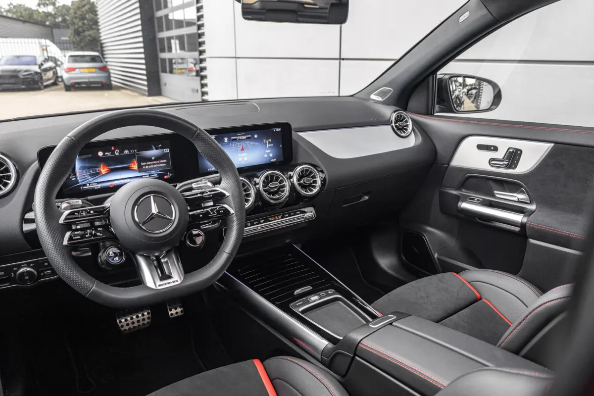 AMG 35 306pk 4MATIC | Panoramadak | 360 camera | Trekhaak | AMG Styling | Achteruitrijcamera | Sportstoelen | Voorstoelen Verwarmd | 21'' Velgen
