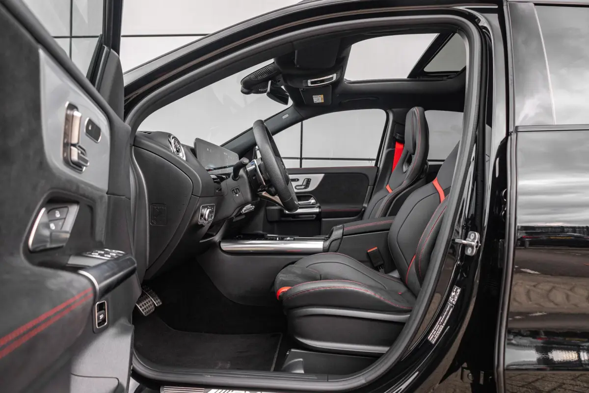 AMG 35 306pk 4MATIC | Panoramadak | 360 camera | Trekhaak | AMG Styling | Achteruitrijcamera | Sportstoelen | Voorstoelen Verwarmd | 21'' Velgen