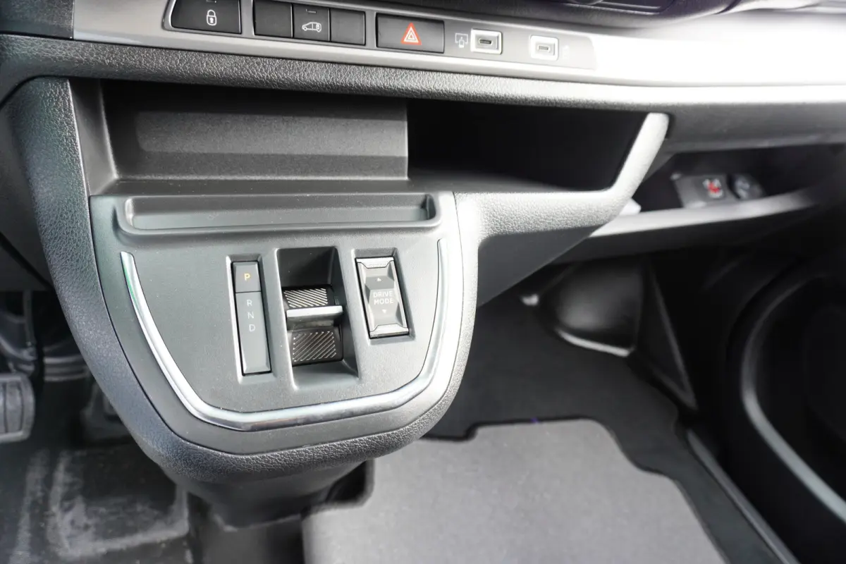 Worker Comfort Extra Range 75 kWh 345km WLTP Long L3 Apple 360° Carplay Camera Parkeersensoren 3-Zits