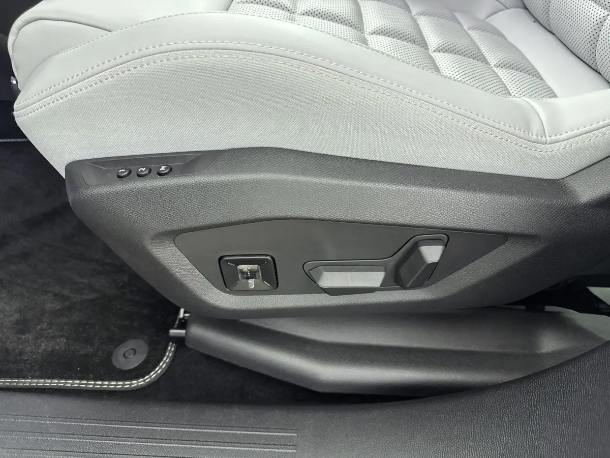1.2 Hybrid 145 Max | Elektrische stoelen | Stoelverwarming/verkoeling | Stuurverwarming | Navigatie | 360 Camera | Elektrische achterklep |
