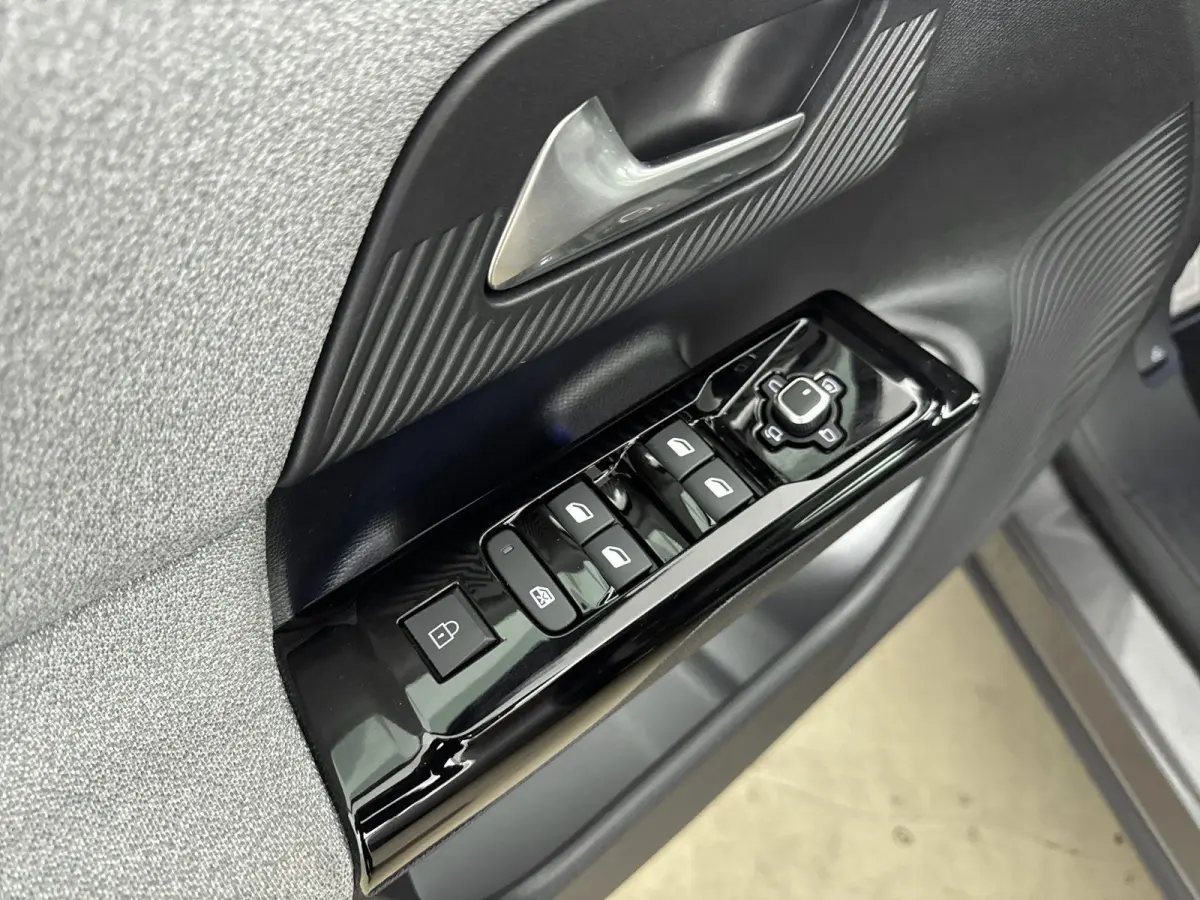 1.2 Hybrid 145 Max | Elektrische stoelen | Stoelverwarming/verkoeling | Stuurverwarming | Navigatie | 360 Camera | Elektrische achterklep |