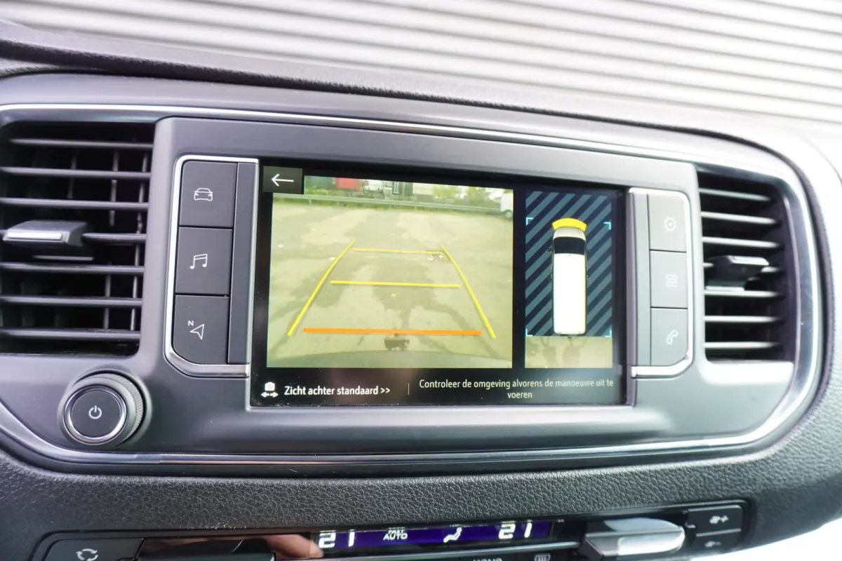 2.0 123pk Automaat L3H1 Dubbele cabine Innovation Trekhaak Head up display Apple carplay Camera Parkeersensoren Cruise control