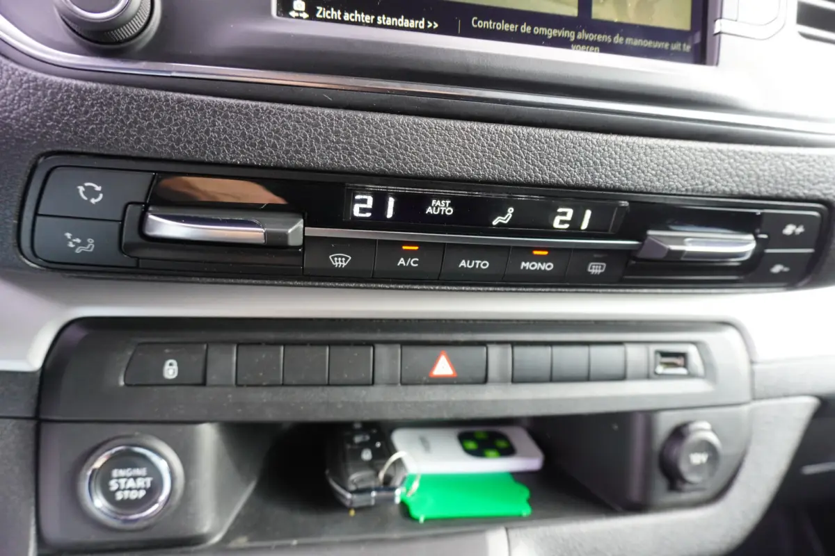 2.0 123pk Automaat L3H1 Dubbele cabine Innovation Trekhaak Head up display Apple carplay Camera Parkeersensoren Cruise control