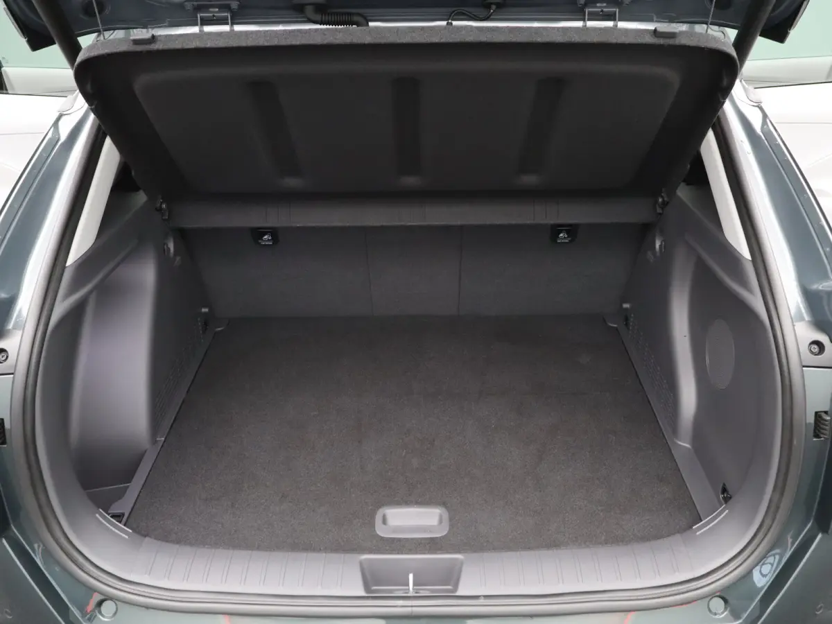Premium 65.4 kWh | Wit leder | 360 camera | Elektrische bedienbare voorstoelen | | Achterruitverwarming | Achterstoelen verwarmd | Achteruitrijcamera