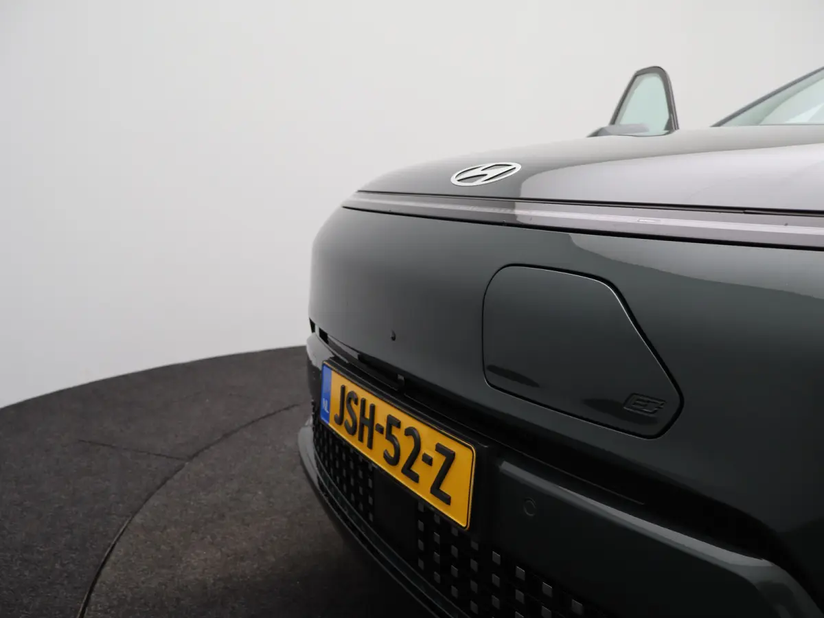 Premium 65.4 kWh | Wit leder | 360 camera | Elektrische bedienbare voorstoelen | | Achterruitverwarming | Achterstoelen verwarmd | Achteruitrijcamera