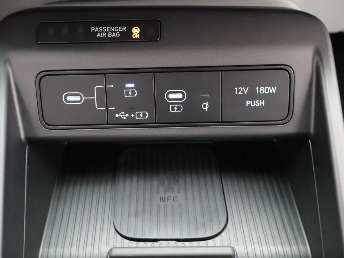 Premium 65.4 kWh | Wit leder | 360 camera | Elektrische bedienbare voorstoelen | | Achterruitverwarming | Achterstoelen verwarmd | Achteruitrijcamera