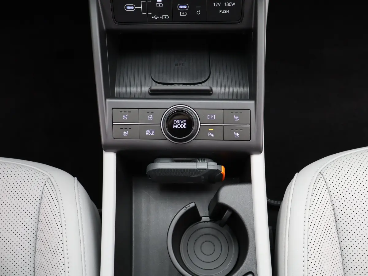 Premium 65.4 kWh | Wit leder | 360 camera | Elektrische bedienbare voorstoelen | | Achterruitverwarming | Achterstoelen verwarmd | Achteruitrijcamera