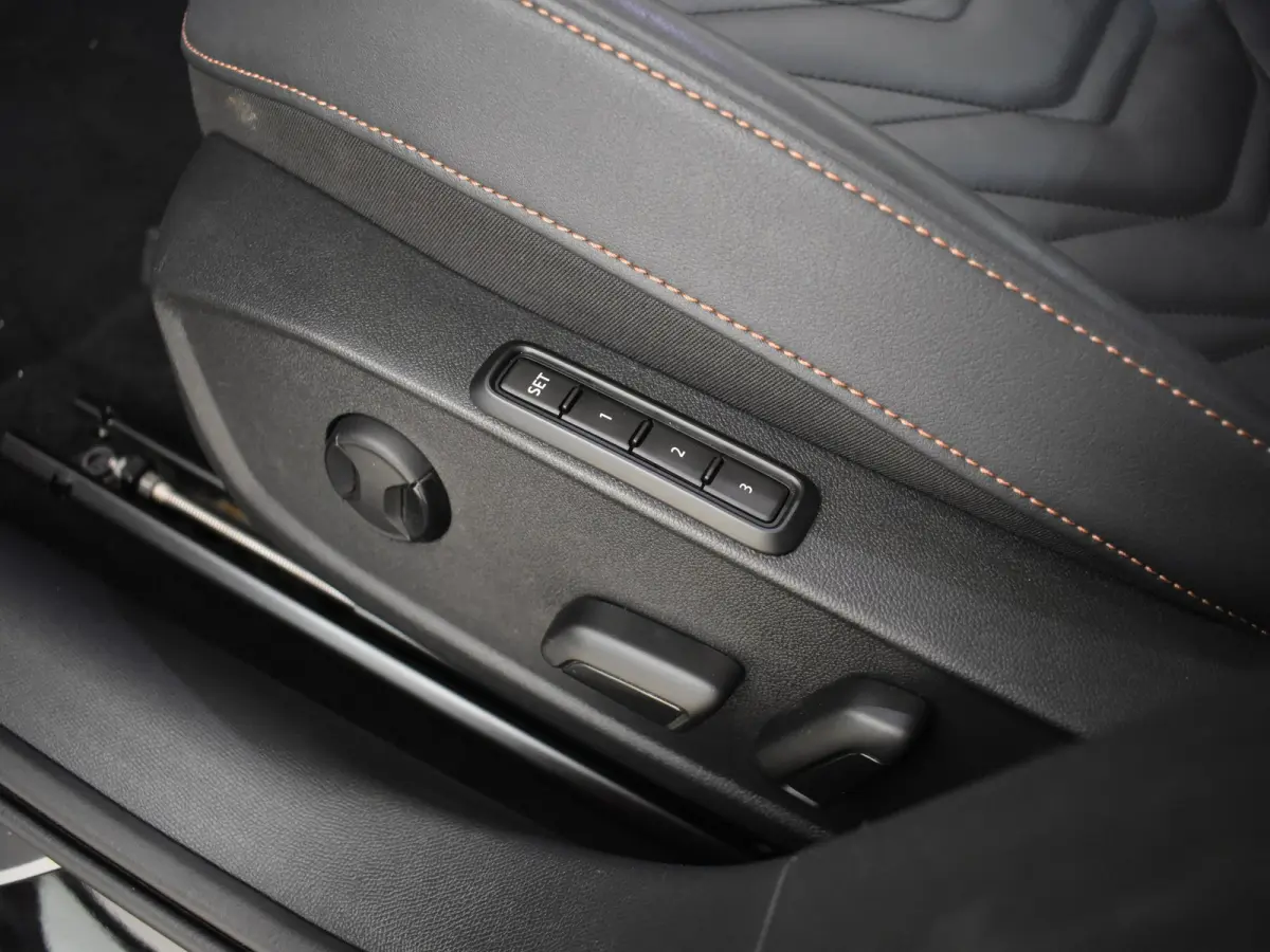 1.5 TSI e-Hybrid 272PK VZ Performance | Sennheiser geluidssysteem | Elektrisch verstelb. voorstoelen | Navigatie | Panoramadak | Lederen bekleding | 19" LMV