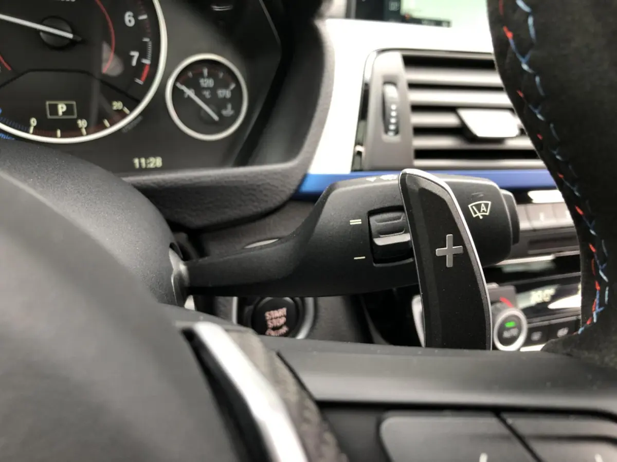 320i Centennial High Executive, NL AUTO, NAP, FACELIFT, M-SPORTPAKKET, PANORAMADAK, SPORTLEDER, 19INCH, CARPLAY