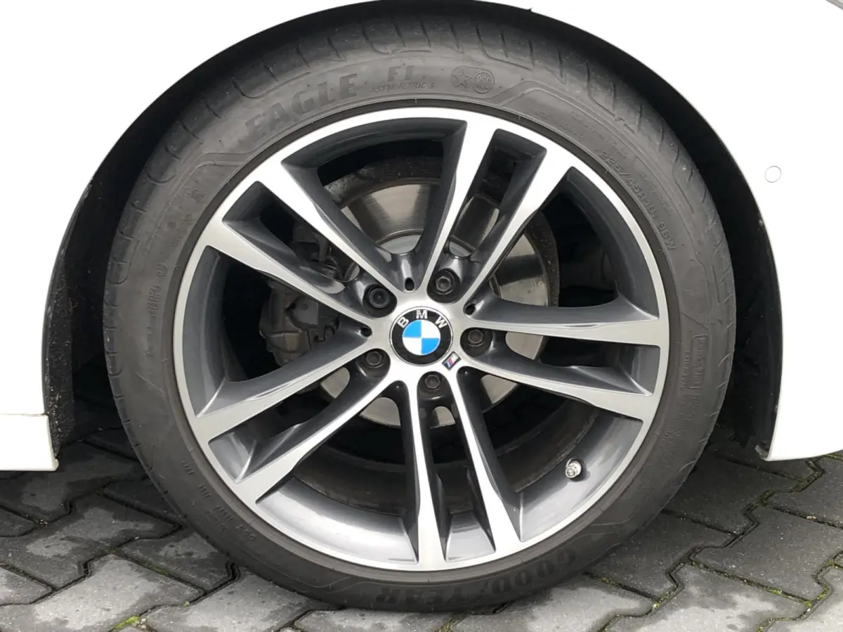 320i Centennial High Executive, NL AUTO, NAP, FACELIFT, M-SPORTPAKKET, PANORAMADAK, SPORTLEDER, 19INCH, CARPLAY