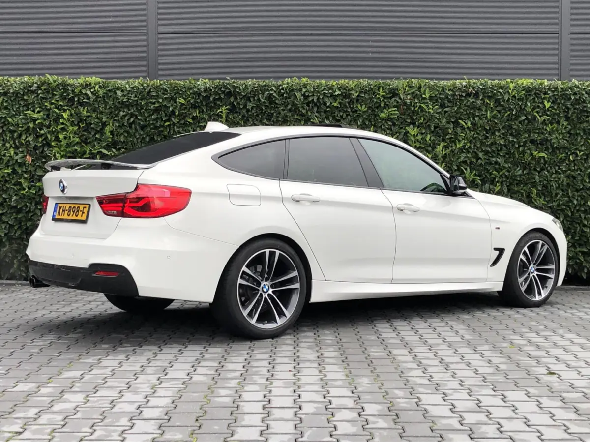 320i Centennial High Executive, NL AUTO, NAP, FACELIFT, M-SPORTPAKKET, PANORAMADAK, SPORTLEDER, 19INCH, CARPLAY